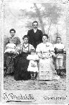 Franciszek Leonard Trojan (pierwszy z prawej, ze skrzypcami) w latach m�odo�ci w towarzystwie rodziny: siedz�cych od lewej siostry R�y Janiny, Wiktorii Siweckiej, siostry Marii Anny, matki Marii J�zefy oraz stoj�cych od lewej nieznanej kobiety i ojca Franciszka (fot. ze zb. rodzinnych).