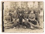 Kpr. Jan Deskiewicz (stoi po�rodku, w r�kawiczkach) wraz ze swoj� dru�yn� podczas �wicze� wojskowych  w 1939 r., na kr�tko przed og�oszeniem mobilizacji (fot. ze zb. rodzinnych).