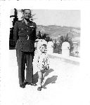 Kpt. Franciszek Leonard Trojan z synem Piotrem Micha�em, W�ochy, 1947 r. (fot. ze zb. rodzinnych).