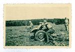 Kpr. Franciszek Chlebowski podczas �wicze� wojskowych na poligonie przy armacie przeciwpancernej kal. 37 mm wz. 36 Bofors, b�d�c� standardowym wyposa�eniem kompanii przeciwpancernych pu�k�w piechoty Wojska Polskiego II Rzeczypospolitej (fot. ze zb. rodzinnych).