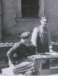 Lw�w, koszary 14 Pu�ku U�an�w Jaz�owieckich na Ja�owcu, II po�owa lat 30. XX w. Por. Andrzej Soza�ski jako dow�dca szwadronu ckm podczas pobierania broni przed budynkiem zakwaterowania oddzia�u (fot. udost�pni�: Krzysztof Go�dzik).