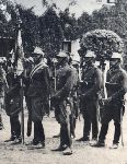Jaz�owiec, dziedziniec klasztoru si�str niepokalanek, lipiec 1939 r. Chor. Bronis�aw Gadzin jako sztandarowy 14 Pu�ku U�an�w Jaz�owieckich podczas mszy �w. za poleg�ych (fot. udost�pni�: Krzysztof Go�dzik).