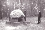 Pomnik, tzw. Kamie� Orlika, wystawiony na terenie uroczyska "Przy Orle" Kampinoskiego Parku Narodowego, w miejscu zwyci�skiego pojedynku stoczonego przez plut. pchor. Edmunda Romana Orlika, dowodz�cego tankietk� TKS, z czo�giem niemieckim, kt�rym dowodzi� ksi��� por. Wiktor IV Albrecht von Ratibor. Stan z pocz. lat 80. XX w. (fot. ze zb. Izby Tradycji Zarz�du Wojew�dzkiego w Opolu Zwi�zku �o�nierzy Wojska Polskiego).