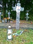 Krzy� betonowy z imienn� tabliczk� epitafijn� na mogile ppor. rez. J�zefa Mariana Stasikiewicza w obr�bie kwatery wojennej na cmentarzu parafialnym w Gostyninie, ul. Ostatnia z przywr�con� prawid�ow� form� inskrypcji sprzed modernizacji obiektu w 2000 r. Stan z dn. 2 listopada 2013 r. (fot. Tomasz Krzysztof Stasikiewicz).
