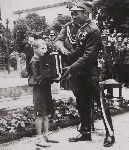 Lw�w, 1938 r., �wi�to 14 Pu�ku U�an�w Jaz�owieckich. Por. Zdzis�aw Malanowski asystuj�cy p�k. Edwardowi Godlewskiemu w momencie przekazywania radia - prezentu pu�ku dla szko�y powszechnej na �yczakowie (fot. udost�pni�: Krzysztof Go�dzik).