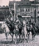 Wachm. W�adys�aw Dzieli�ski jako sztandarowy w towarzystwie oficera sztandarowego ppor. Jerzego Krasuskiego i podoficera sztandarowego wachm. Rudolfa Zenknera podczas powrotu 14 Pu�ku U�an�w Jaz�owieckich z manewr�w letnich w 1937 r. (fot. udost�pni�: Krzysztof Go�dzik).