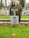 Lech Musia� przy mogile poleg�ego wuja, Stanis�awa Musia�a, zlokalizowanej na Cmentarzu Wojskowym w Warszawie, 1 listopada 2022 r. (fot. udost�pni�: Lech Musia�). 