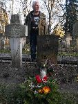 Lech Musia� przy mogile poleg�ego wuja, Stanis�awa Musia�a, zlokalizowanej na Cmentarzu Wojskowym w Warszawie (fot. udost�pni�: Lech Musia�).