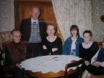 Cz�onkowie rodziny poleg�ego Ludwika Nadolnego: bracia Stanis�aw i Antoni (z lewej), siostra Maria (po prawej), bratanica Dana Becker (w �rodku) z c�rk� i matk� (fot. ze zb. rodzinnych Dany Becker z d. Nadolnej).