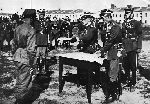 J�zef Rodze� (drugi z prawej) podczas uroczysto�ci pu�kowej 14 pu�ku piechoty we W�oc�awku (fot. ze zb. Andrzeja Rodzenia).