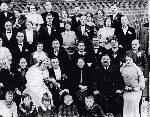 Julian Szpojda wraz z �on� Wand� (z d. Kaczmarek) w gronie rodziny i przyjaci� w dniu �lubu, Ko�aczkowo, 14 stycznia 1936 r. (fot. ze zb. rodzinnych).