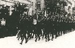 Ppor. Marian Bartosi�ski (pierwszy z prawej) jako dow�dca pocztu sztandarowego 14 pu�ku piechoty podczas defilady z okazji �wi�ta 3 Maja we W�oc�awku, 1934 r. (fot. ze zb. Mariana Ropejki).