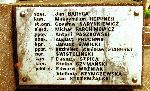 W�r�d poleg�ych piloci - ppor. Kazimierz Stangret i kpr. Janusz Sawicki – tablica epitafijna  na mogile zbiorowej ofiar wrze�nia 1939 r. - Cmentarz w P�ocku przy Al. Kobyli�skiego. Stan z dn. 03.08.2006r. (fot. Krzysztof Wi�niewski / www.plock24.pl)