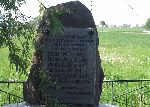 Julian Frankiewicz upami�tniony na imiennej tablicy inskrypcyjnej pierwotnego pomnika w Janowicach wystawionego w miejscu jego �mierci. Stan z dn. 19 maja 2011 r. (fot. Zbigniew Adamas).