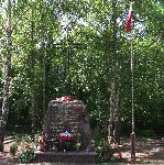 Obelisk z wmurowan� zbiorcz� imienn� tablic� pami�tkow� po�wi�con� �o�nierzom Wojska Polskiego poleg�ym w bitwie pod Szczytnem we wrze�niu 1939 r. wystawiony w obr�bie kwatery wojennej na cmentarzu parafialnym w Boniewie. Stan z dn. 23. 05. 2011 r. (fot. Zbigniew Adamas).
