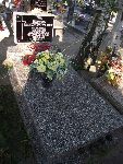 Por. Wac�aw Niepokojczycki - Cmentarz parafialny w Pi�tku. – Obok mogi�y widoczny fragment jednej z brz�z zasadzonych w obr�bie by�ej kwatery wojennej. (fot. Zbigniew Adamas, w dn. 30.05.2011r.)