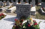 Jedna z wielu tablic epitafijnych na mogi�ach poleg�ych, kwatery wojskowej na cmentarzu we W�oc�awku przy ul. Chopina 3/5. W�r�d poleg�ych – szer. Jan Jezierski. 03.09.2011r. (fot. Zbigniew Adamas)