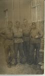 W�adys�aw Kostka (drugi od prawej) podczas �wicze� wojskowych 62 pu�ku piechoty w 1937 r. (fot. ze zb. rodzinnych).