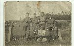 W�adys�aw Kostka (stoi drugi od prawej) podczas �wicze� wojskowych 62 pu�ku piechoty w 1937 r. (fot. ze zb. rodzinnych).