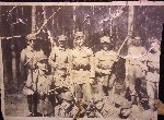 Kpr. Czes�aw Kolanowski (w �rodkowym rz�dzie, drugi od lewej) w�r�d �o�nierzy 14 pu�ku piechoty w 1936 r. (fot. ze zb. rodzinnych).