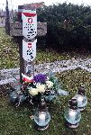 Por. Stefan Jan D�bek upami�tniony na poprawionej po renowacji imiennej tabliczce epitafijnej na jednej z mogi� zbiorowych kwatery wojennej na cmentarzu parafialnym w Kie�pinie. Stan z dn. 13 listopada 2016 r. (fot. Tomasz Krzy�anowski).