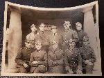Por. Ernest Angelo (siedzi drugi z prawej) jako dow�dca 5 kompanii 28 pu�ku piechoty w �odzi, 1 pa�dziernika 1925 r. (fot. ze zb. rodzinnych).