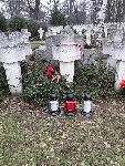 Jakub Zi�kowski upami�tniony w imiennej inskrypcji epitafijnej na mieczokrzy�u betonowym na jednej z mogi� Cmentarza Wojskowego w Warszawie, ul. Pow�zkowska. Stan z dn. 18 stycznia 2020 r. (fot. udost�pni�: Kamil Ka�du�a).