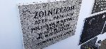 Tablica pami�tkowa ku czci �o�nierzy 57 pu�ku piechoty z Poznania poleg�ych we wrze�niu 1939 r. w rej. Pi�tku wmurowana w �cian� Pami�ci w obr�bie kwatery wojennej na cmentarzu parafialnym w ��czycy - hipotetycznego miejsca poch�wku zaginionego J�zefa Pietrzaka. Stan z dn. 21 stycznia 2020 r. (fot. ze zb. rodzinnych, udost�pni�a: Wioletta Kaczorowska).