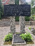 P�k dypl. Adam Nadachowski upami�tniony na imiennej p�ycie epitafijnej symbolicznej mogi�y na cmentarzu wojennym w Je�owie. Stan z dn. 24 lipca 2021 r. (fot. Damian Gurdziel).