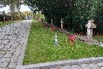 Por. Stefan Jan D�bek upami�tniony krzy�em betonowym (pierwszy z prawej) z imienn� tabliczk� epitafijn� i fotografi� na jednej z mogi� zbiorowych kwatery wojennej na cmentarzu parafialnym w Kie�pinie. Stan z dn. 9 pa�dziernika 2022 r. (fot. Tomasz Krzy�anowski).

