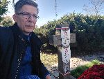 Tomasz Krzy�anowski, siostrzeniec Marty Zdziebkowskiej, narzeczonej por. Stefana D�bka, przy krzy�u z imienn� tabliczk� epitafijn� i zdj�ciem na miejscu poch�wku oficera w jednej z mogi� zbiorowych kwatery wojennej cmentarza parafialnym w Kie�pinie, gm. �omianki. Stan z dn. 2 listopada 2024 r. (fot. Tomasz Krzy�anowski).