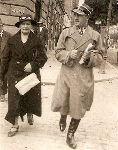 Por. Stefan D�bek w towarzystwie matki Walerii D�bek w swoim rodzinnym mie�cie Krakowie w roku 1935 (fot. ze zb. rodzinnych Tomasza Krzy�anowskiego).