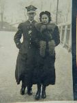 Kpt. Antoni Sierpi�ski z �on� Jadwig� w Skierniewicach w 1939 r. (fot. ze zb. rodzinnych).