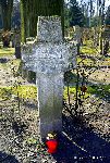 Stanis�aw Marian Kowalski upami�tniony na mieczokrzy�u betonowym z imienn� inskrypcj� epitafijn� na jednej z mogi� zbiorowych Cmentarza Wojskowego w Warszawie, ul. Pow�zkowska. Stan z dn. 25 marca 2018 r. (fot. Aleksander Gucwa).