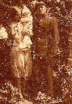 Bronis�aw Sa�uda z �on� i c�reczk�, w mundurze plutonowego podchor��ego piechoty. 
�owicz 1931r. 
Fotografia ze zbior�w rodzinnych.