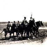 Poczet sztandarowy 12 Pu�ku U�an�w Podolskich w szyku konnym z asysta.Rok 1938.
Ze zbioru K.Go�dzika