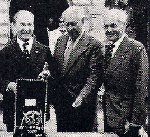 Starszy wachmistrz Kazimierz Juzwa (w �rodku) przy nagrodzie przechodniej im. U�an�w Jaz�owieckich,ufundowanej przez Ko�o Pu�kowe we Wroc�awiu.
�r�d�o:"U�ani Jaz�owieccy".Londyn 1988.