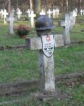 Kpr. Eugeniusz Mazur upami�tniony (jako "... Eugeniusz") na jednej z mogi� zbiorowych cmentarza wojennego w Granicy. Stan z dn. 27. 11. 2013 r. (fot. udost�pni�: Krzysztof Go�dzik).