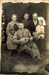 Sylweriusz Bielski (na pierwszym planie) w towarzystwie ojca W�adys�awa Franciszka, m�odszego brata Zygmunta i Konstancji Bielskiej z d. Czapli�skiej, ok. 1926/1928 (fot. ze zb. rodzinnych).
