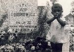Por. J�zef Fedorowicz. – Syn Jerzy przy mogile ojca, Siedlce, po 1939 roku(prawd. w okresie okupacji). (fot. z pami�tek rodzinnych)