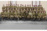 Albin Rzepiak (w g�rnym rz�dzie, pierwszy z lewej) w�r�d �o�nierzy 9 Pu�ku U�an�w Ma�opolskich w Trembowli, przed 1939 r. (fot. udost�pni�a: Barbara Seidel).