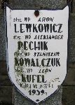 Aron Lewkowicz, upami�tniony na imiennej tablicy epitafijnej na wydzielonej kwaterze na cmentarzu rzymskokatolickim w Juliopolu. 