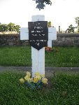 Stanis�aw Kowalewski upami�tniony (jako NN) na imiennej tabliczce epitafijnej na jednej z mogi� zbiorowych cmentarza wojennego w Sochaczewie - Trojanowie, Al. 600-lecia. Stan z dn. 14 sierpnia 2009 r. (fot. Tomasz Karolak).