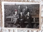 Adam Jankowski (oznaczony krzy�ykiem) w�r�d cywilnych robotnik�w przymusowych w III Rzeszy po wzi�ciu udzia�u w niedzielnej mszy �wi�tej, 1942 r. (for. ze zb. rodzinnych).