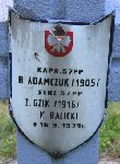 Zbigniew Gzik upami�tniony na imiennej tablicy epitafijnej na jednym z grob�w w obr�bie kwatery wojennej na cmentarzu parafialnym w Rybnie. Stan z dn. 02. 06. 2005 r. (fot. Marcin Prengowski).