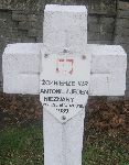 Antoni ..., upami�tniony na imiennej tablicy epitafijnej na cmentarzu wojennym w Sochaczewie - Trojanowie, Al. 600-lecia. Stan z 2005 r. 