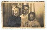 Antonina, siostra Antoniego W�c�awka, ze swoimi dzie�mi: Geni� i Kaziem (fot. ze zb. rodzinnych).