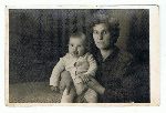 Helena, siostra Antoniego W�c�awka, z synem (fot. ze zb. rodzinnych).