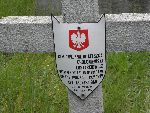 Rtm. dypl. Andrzej de Myszka-Cho�oniewski-Kost�rkiewicz upami�tniony (jako And. de Myszka Cho�oniewski Kostarkiewicz) na imiennej tabliczce epitafijnej na jednej z mogi� zbiorowych cmentarza wojennego w Laskach, Stan z dn. 26 maja 2010 r. (fot. Leszek Gach).