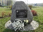 G�az z tablic� pami�tkow� ku czci gen. Aleksandra Krzy�anowskiego wystawiony w 2009 r. w Bydgoszczy (fot. za Wikimedia Commons).